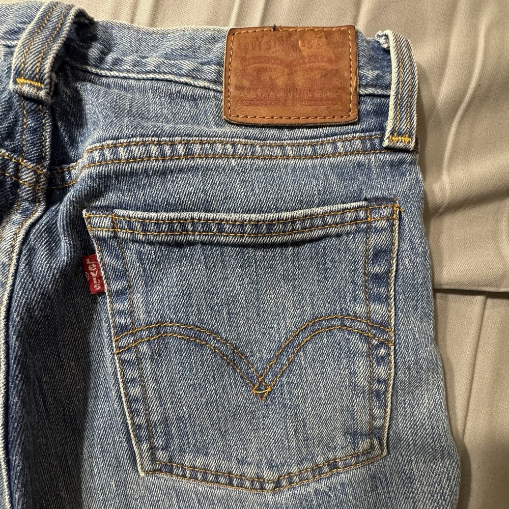 Levi's Premium Wedgie Straight Jeans Size 28 Light Wash Blue High Rise Denim